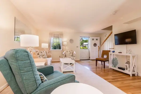 54 Captain Cook Ln #54, Barnstable, MA 02601