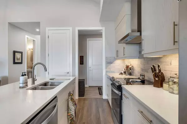 406 Crestridge Common SW, Calgary, AB T3B 6J5