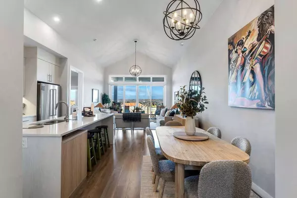 406 Crestridge Common SW, Calgary, AB T3B 6J5