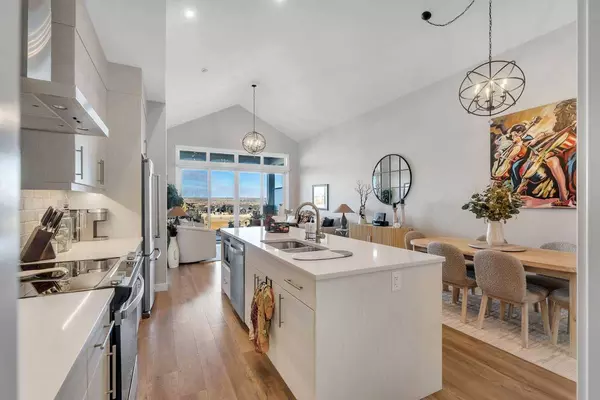 406 Crestridge Common SW, Calgary, AB T3B 6J5