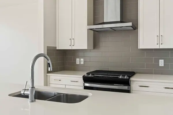 163 Belvedere, Calgary, AB T2A 7Y5