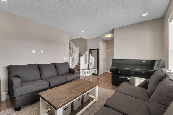 23 Copperpond SQ SE, Calgary, AB T2Z 0X2