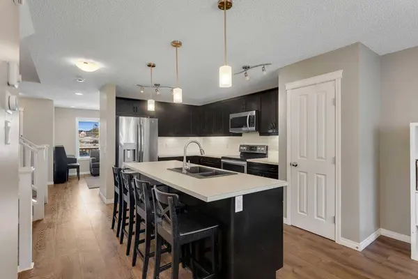 23 Copperpond SQ SE, Calgary, AB T2Z 0X2
