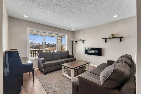 23 Copperpond SQ SE, Calgary, AB T2Z 0X2