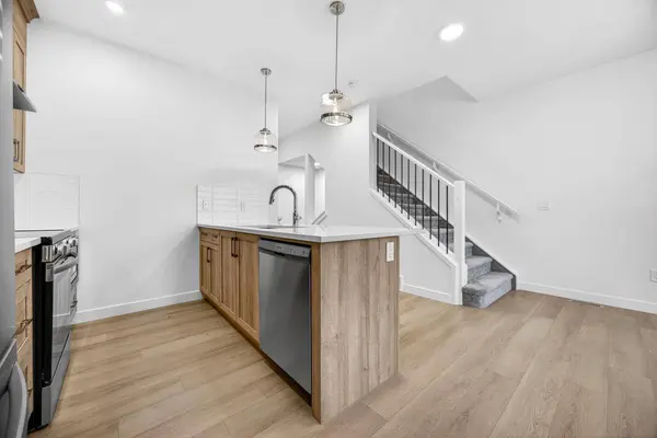 338 Alpine BLVD SW, Calgary, AB T2Y 0Y4