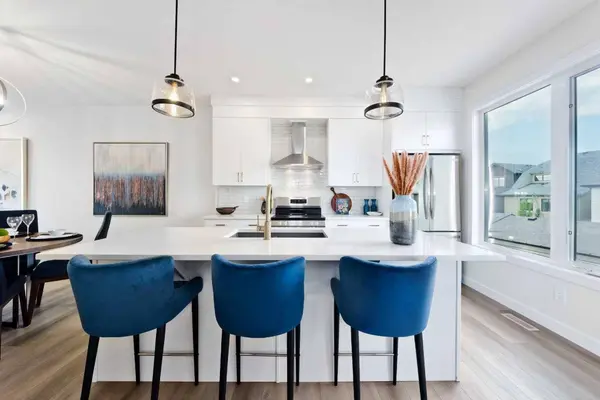 261 Bighorn AVE SW, Calgary, AB T2Y 0Z8