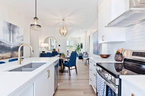 261 Bighorn AVE SW, Calgary, AB T2Y 0Z8