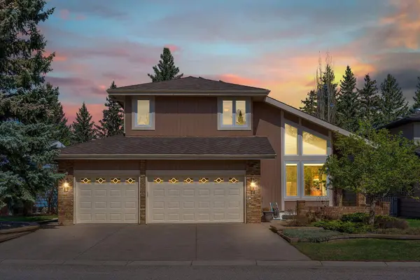 28 Woodacres WAY SW, Calgary, AB T2W 4W3