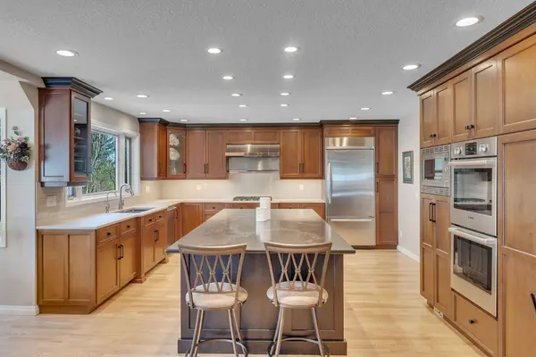 28 Woodacres WAY SW, Calgary, AB T2W 4W3
