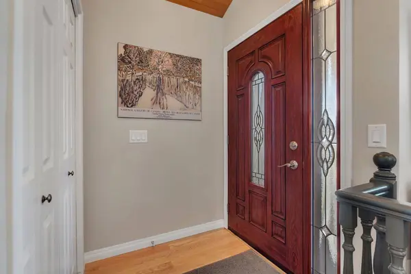 28 Woodacres WAY SW, Calgary, AB T2W 4W3