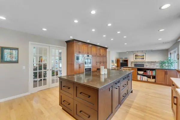 28 Woodacres WAY SW, Calgary, AB T2W 4W3