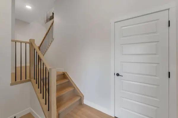 445 Lewiston LNDG NE, Calgary, AB T3P 0T7