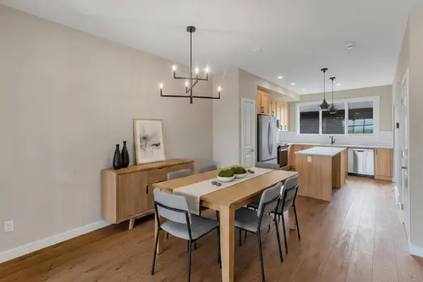 28 Tillotson LOOP, Okotoks, AB T1S 1S5
