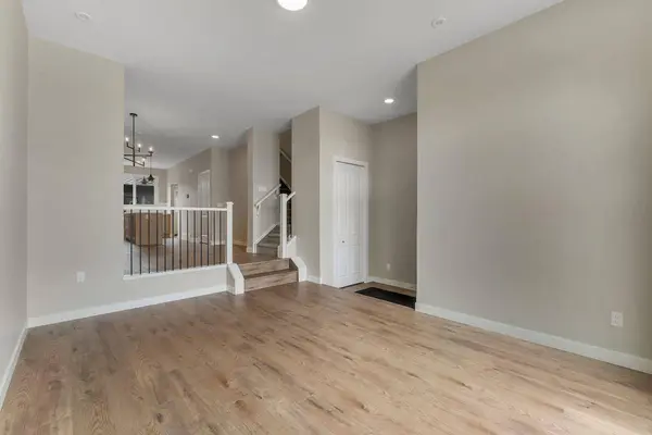 28 Tillotson LOOP, Okotoks, AB T1S 1S5