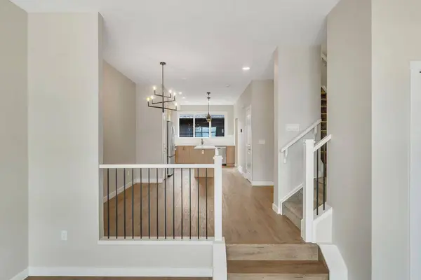28 Tillotson LOOP, Okotoks, AB T1S 1S5