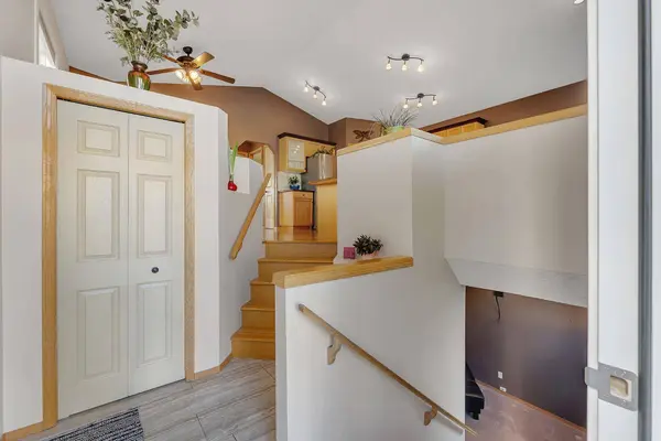 82 Bridleridge RD SW, Calgary, AB T2Y 4E1