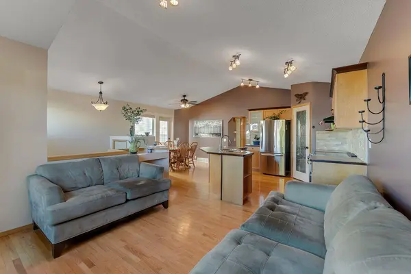 82 Bridleridge RD SW, Calgary, AB T2Y 4E1