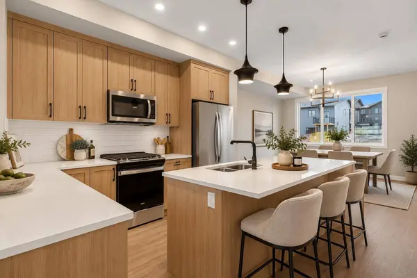 34 Tillotson LOOP, Okotoks, AB T1S 4Z5