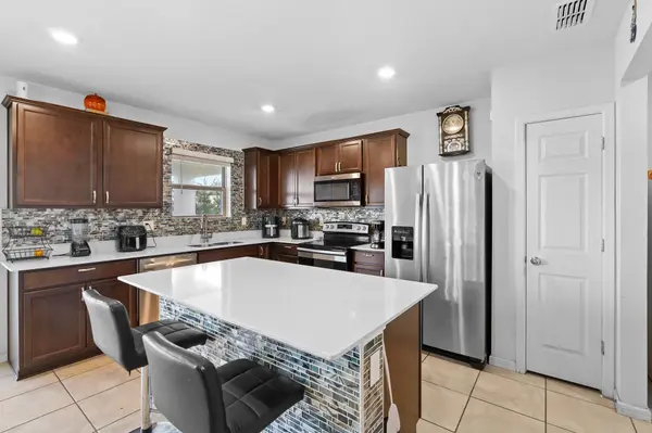 630 Citrus Isle Blvd, Davenport, FL 33837-7707