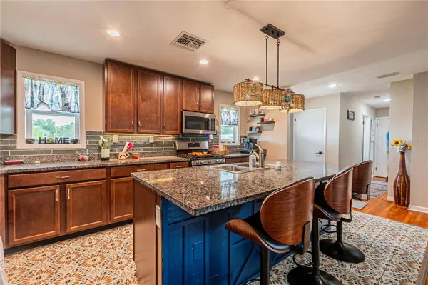 5233 HILL DR, Zephyrhills, FL 33542