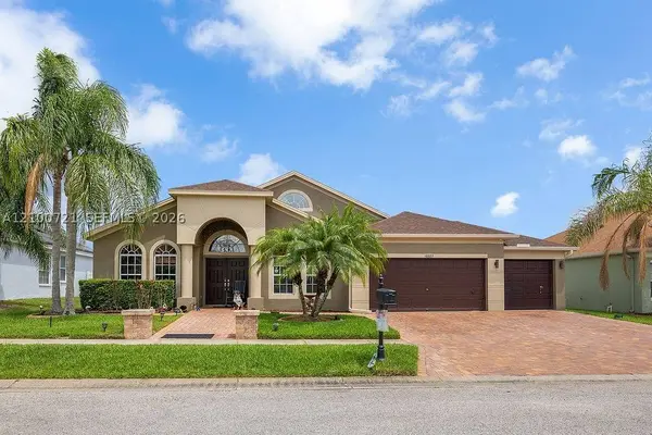 10327 Meadow Crossing Dr, Tampa, FL 33647