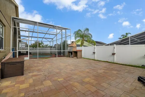 10327 Meadow Crossing Dr, Tampa, FL 33647