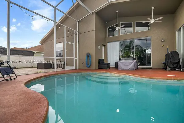 10327 Meadow Crossing Dr, Tampa, FL 33647