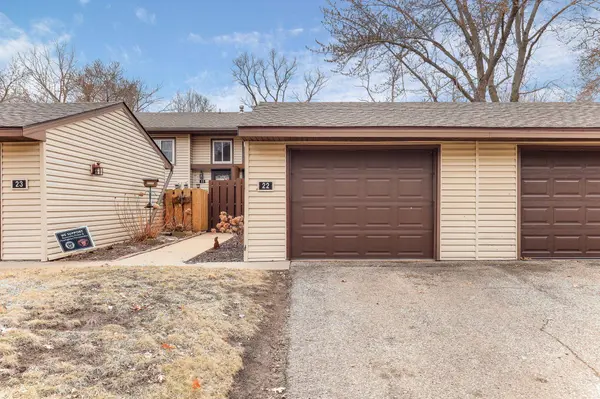 22 River Woods LN, Burnsville, MN 55337
