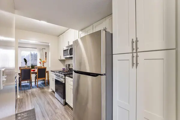 22 River Woods LN, Burnsville, MN 55337