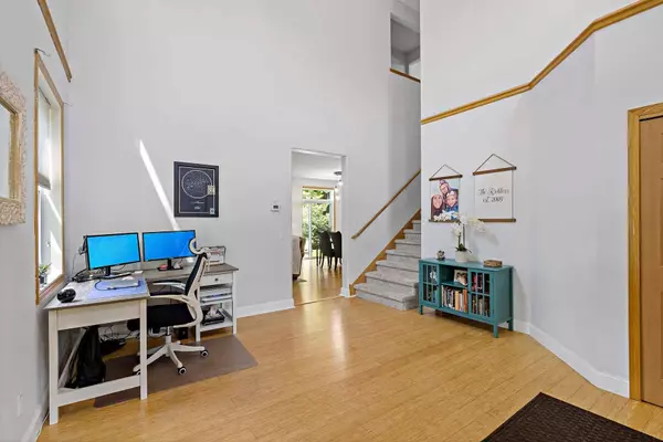 810 Newberry LN, Chaska, MN 55318