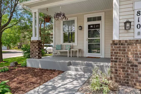 810 Newberry LN, Chaska, MN 55318