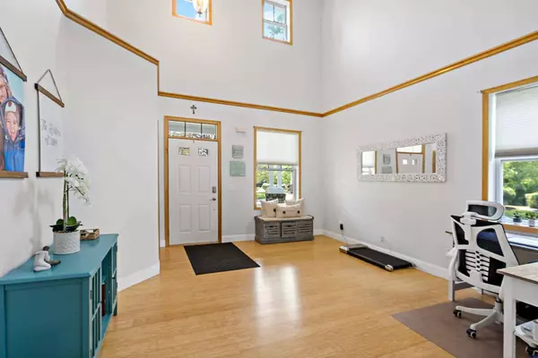 810 Newberry LN, Chaska, MN 55318