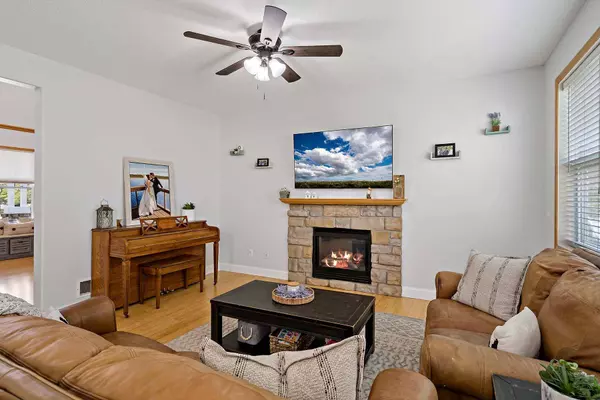 810 Newberry LN, Chaska, MN 55318