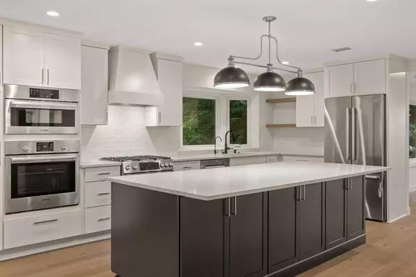 2022 Lake RD, Minnetonka Beach, MN 55391