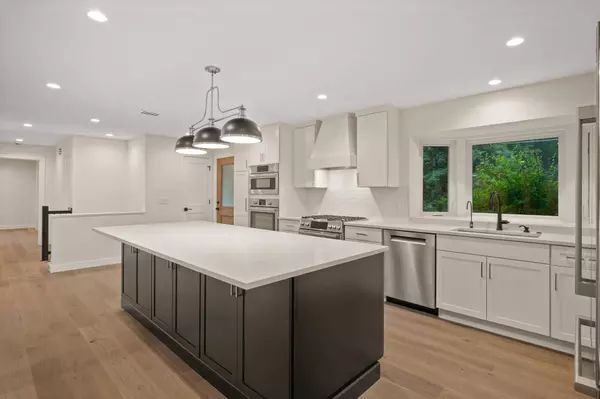 2022 Lake RD, Minnetonka Beach, MN 55391