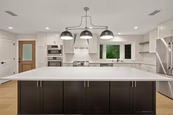 2022 Lake RD, Minnetonka Beach, MN 55391