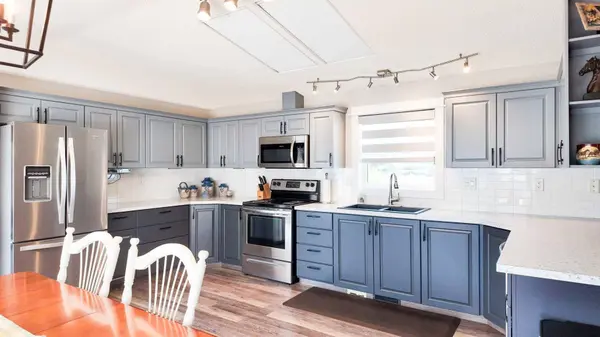 2344 Danielle DR, Red Deer, AB T4R 2Z8