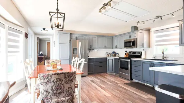 2344 Danielle DR, Red Deer, AB T4R 2Z8