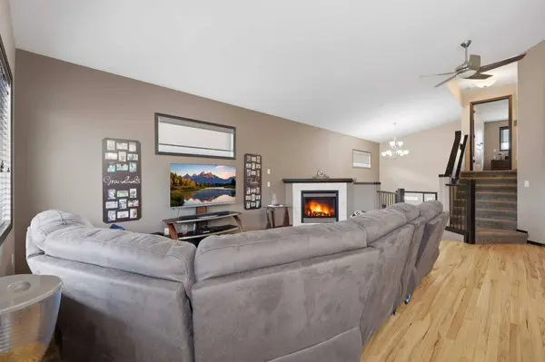 182 Robinson AVE, Penhold, AB T0M 1R0