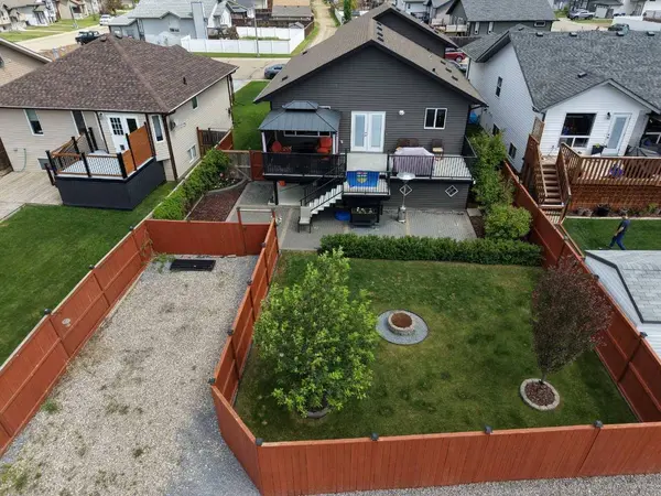 182 Robinson AVE, Penhold, AB T0M 1R0