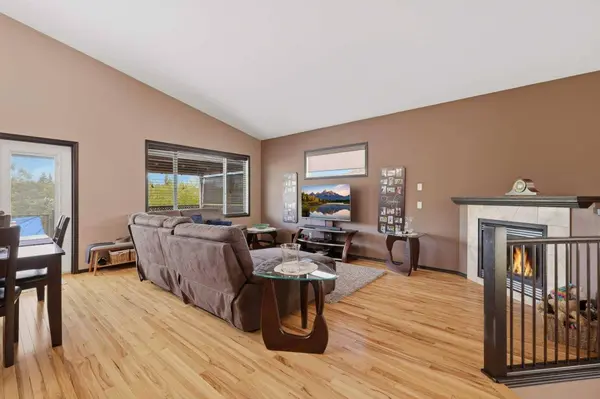 182 Robinson AVE, Penhold, AB T0M 1R0