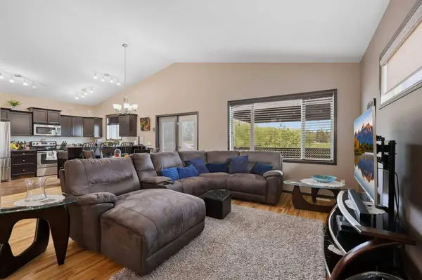 182 Robinson AVE, Penhold, AB T0M 1R0