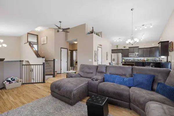 182 Robinson AVE, Penhold, AB T0M 1R0
