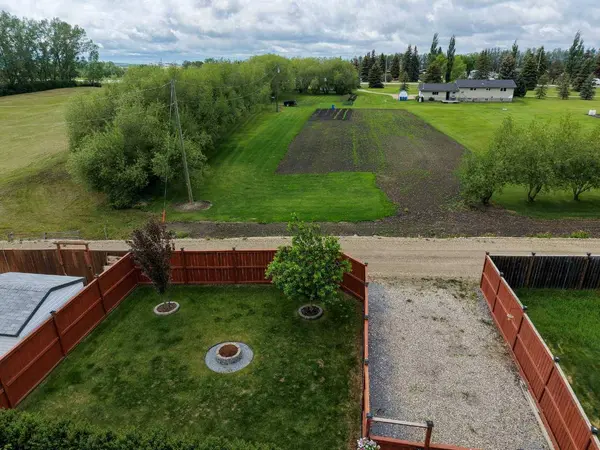 182 Robinson AVE, Penhold, AB T0M 1R0