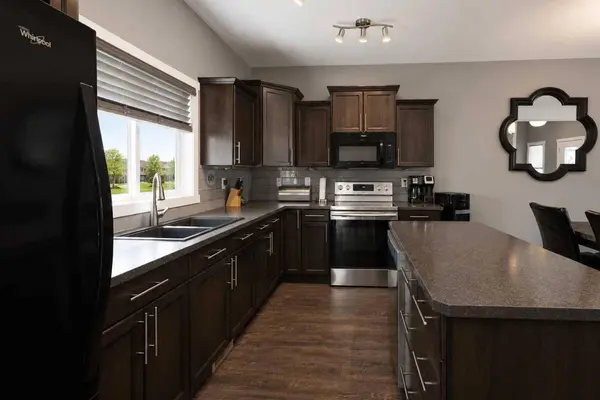 18 Hanson GN, Penhold, AB T0M 1R0