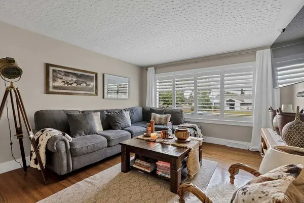 9111 Fairmount DR SE, Calgary, AB T2J 0R1