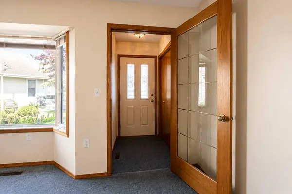 28 Dale Close, Red Deer, AB T4R 2L4