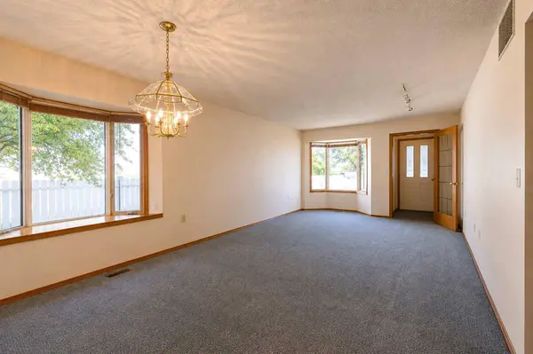 28 Dale Close, Red Deer, AB T4R 2L4