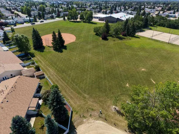 28 Dale Close, Red Deer, AB T4R 2L4