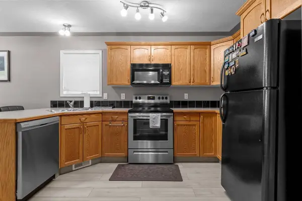 27 Vickers Close, Red Deer, AB T4R 0E6